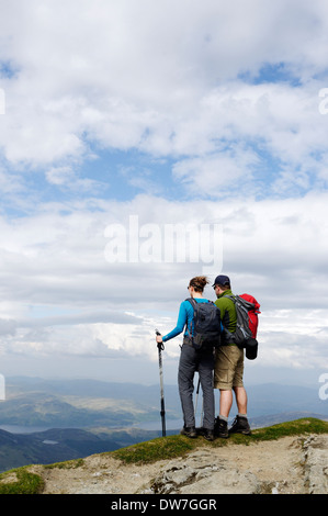 Un paio di pausa per ammirare il panorama dalla vetta di Ben Lomond nelle Highlands scozzesi Foto Stock