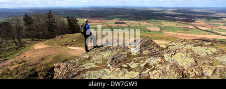 Maschio adulto walker, sulla sommità della collina Wrekin antico colle fort, Shropshire pianure, Shropshire County, England, Regno Unito Foto Stock