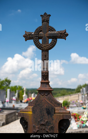 Vecchio arrugginito croce sul cimitero Foto Stock