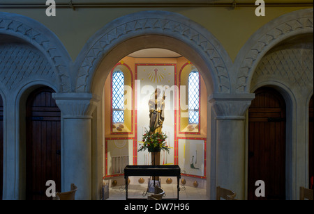 La statua del santo in alcove, la Chiesa Cattolica Romana di St James, Reading, Berkshire, Inghilterra, Regno Unito Foto Stock