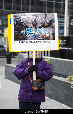 Toronto, Canada. 1 Marzo, 2014. Circa 200 persone erano a portata di mano per una protesta al di fuori del consolato russo a Toronto sabato, per dimostrare contro il paese della azioni in Crimea regione dell'Ucraina. Centinaia di dimostranti, alcuni drappeggiati in blu e giallo bandiere ucraine. © Nisarg Lakhmani/NurPhoto/ZUMAPRESS.com/Alamy Live News Foto Stock