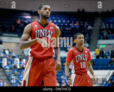 Colorado Springs, Colorado, Stati Uniti d'America. 1 Mar 2014. UNLV's Roscoe Smith #1 e cuocere Daquan #10 durante la Mountain West Conference azione tra la UNLV Runnin' ribelli e la Air Force Academy falchi al Clune Arena, U.S. Air Force Academy, Colorado Springs, Colorado. UNLV sconfigge Air Force 93-67. © csm/Alamy Live News Foto Stock