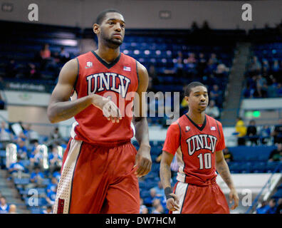 Colorado Springs, Colorado, Stati Uniti d'America. 1 Mar 2014. UNLV's Roscoe Smith #1 e cuocere Daquan #10 durante la Mountain West Conference azione tra la UNLV Runnin' ribelli e la Air Force Academy falchi al Clune Arena, U.S. Air Force Academy, Colorado Springs, Colorado. UNLV sconfigge Air Force 93-67. © csm/Alamy Live News Foto Stock