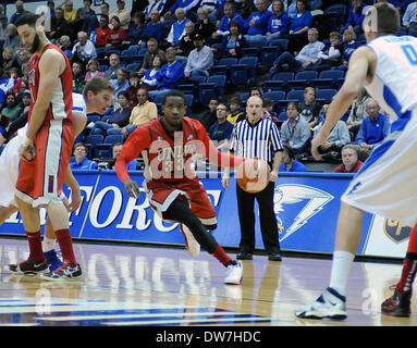 Colorado Springs, Colorado, Stati Uniti d'America. 1 Mar 2014. UNLV guardia, Deville Smith #33, unità per il cestello durante il Mountain West Conference azione tra la UNLV Runnin' ribelli e la Air Force Academy falchi al Clune Arena, U.S. Air Force Academy, Colorado Springs, Colorado. UNLV sconfigge Air Force 93-67. © csm/Alamy Live News Foto Stock