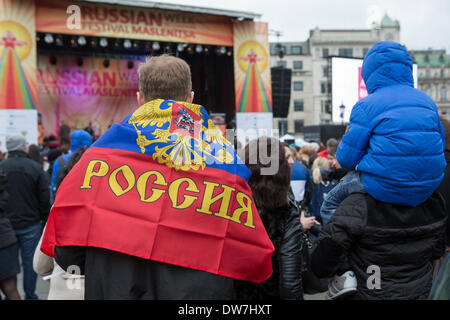 Londra, Regno Unito. 2 Mar 2014 . Spettatore indossando una bandiera russa guardando le celebrazioni Maslenitsa in Trafalgar Square. Credito: Neil Cordell/Alamy Live News Foto Stock