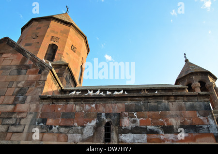 Piccioni bianco sulla Chiesa della Santa Madre di Dio (St. Astvatzatzin) di Khor Virap Monastero, valle Ararat, Armenia Foto Stock