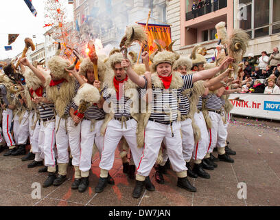 Rijeka, Croazia. 2 Mar 2014. I festaioli partecipare ad una parata durante la XXXI International Rijeka carnevale di Rijeka, Croazia, Marzo 2, 2014. Oltre dieci mila partecipanti in 117 gruppi provenienti da sette paesi hanno preso parte in Croazia il più grande sfilata di carnevale di domenica. Credito: Miso Lisanin/Xinhua/Alamy Live News Foto Stock