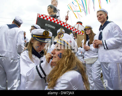 Rijeka, Croazia. 2 Mar 2014. I festaioli partecipare ad una parata durante la XXXI International Rijeka carnevale di Rijeka, Croazia, Marzo 2, 2014. Oltre dieci mila partecipanti in 117 gruppi provenienti da sette paesi hanno preso parte in Croazia il più grande sfilata di carnevale di domenica. Credito: Miso Lisanin/Xinhua/Alamy Live News Foto Stock