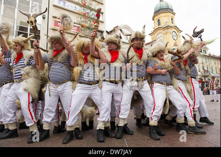 Rijeka, Croazia. 2 Mar 2014. I festaioli partecipare ad una parata durante la XXXI International Rijeka carnevale di Rijeka, Croazia, Marzo 2, 2014. Oltre dieci mila partecipanti in 117 gruppi provenienti da sette paesi hanno preso parte in Croazia il più grande sfilata di carnevale di domenica. Credito: Miso Lisanin/Xinhua/Alamy Live News Foto Stock