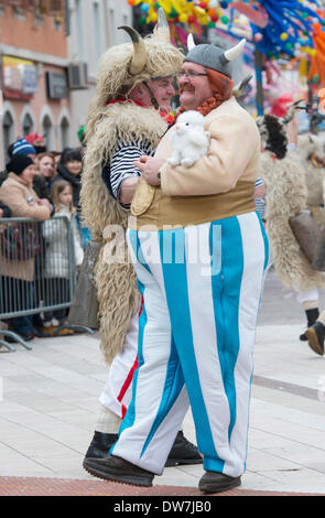 Rijeka, Croazia. 2 Mar 2014. I festaioli partecipare ad una parata durante la XXXI International Rijeka carnevale di Rijeka, Croazia, Marzo 2, 2014. Oltre dieci mila partecipanti in 117 gruppi provenienti da sette paesi hanno preso parte in Croazia il più grande sfilata di carnevale di domenica. Credito: Miso Lisanin/Xinhua/Alamy Live News Foto Stock