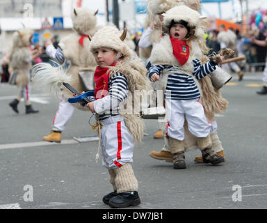 Rijeka, Croazia. 2 Mar 2014. I festaioli partecipare ad una parata durante la XXXI International Rijeka carnevale di Rijeka, Croazia, Marzo 2, 2014. Oltre dieci mila partecipanti in 117 gruppi provenienti da sette paesi hanno preso parte in Croazia il più grande sfilata di carnevale di domenica. Credito: Miso Lisanin/Xinhua/Alamy Live News Foto Stock