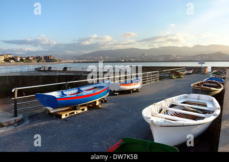 Barche in Puerto Viejo. Algorta, Getxo, Paesi Baschi, Spagna. Foto Stock