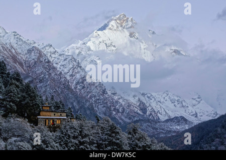 Gumba Lungdang monastero e le vette del Ganesh Himal gamma, Nepal. Foto Stock