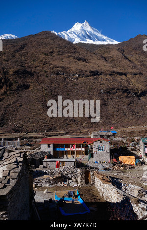 Il villaggio di Sama, Il Manaslu Area di Conservazione, Nepal. Il Manaslu picco è in background. Foto Stock