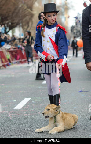 Cadiz, Spagna. 2 marzo 2014. Ragazza dissimulata come un domatore, con una reale tiger allevamento durante la sfilata di carnevale di Cadice. Cadice Carnevale - Domenica 2 marzo. Foto Stock