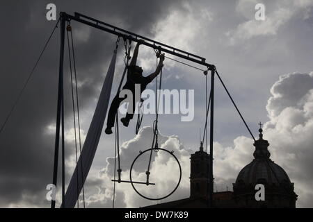 Roma, Italia. 1 marzo 2014. Tempo di Carnevale - Vari artisti sulla Via dei Fori Imperiali street a Roma Italia. Foto Stock