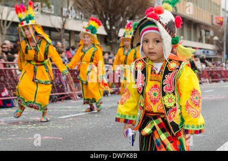 Cadiz, Spagna. 2 marzo 2014. Bambino vestito in tipici abiti peruviani durante la sfilata di carnevale di Cadice. Cadice Carnevale - Domenica 2 marzo Foto Stock