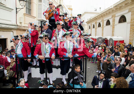 Cadiz, Spagna. 2 marzo 2014. Un coro di carnevale canta al pubblico (tipico Carnevale canzoni, appositamente composta ogni anno dai raggruppamenti per questa festa, dove si parla di oggi critico o divertente), durante la tradizionale 'Sunday dei Cori". Cadice Carnevale - Domenica 2 marzo. Foto Stock
