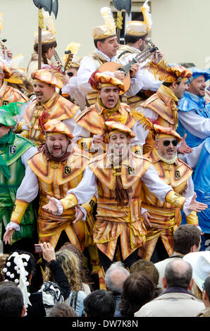Cadiz, Spagna. 2 marzo 2014. Un coro di carnevale canta al pubblico (tipico Carnevale canzoni, appositamente composta ogni anno dai raggruppamenti per questa festa, dove si parla di oggi critico o divertente), durante la tradizionale 'Sunday dei Cori". Cadice Carnevale - Domenica 2 marzo. Foto Stock