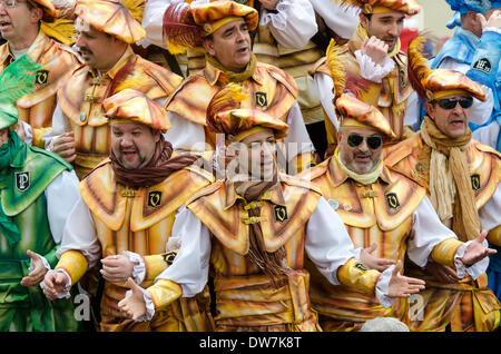Cadiz, Spagna. 2 marzo 2014. Un coro di carnevale canta al pubblico (tipico Carnevale canzoni, appositamente composta ogni anno dai raggruppamenti per questa festa, dove si parla di oggi critico o divertente), durante la tradizionale 'Sunday dei Cori". Cadice Carnevale - Domenica 2 marzo. Foto Stock