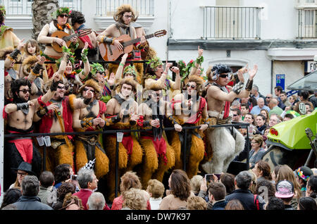 Cadiz, Spagna. 2 marzo 2014. Un coro di carnevale canta al pubblico (tipico Carnevale canzoni, appositamente composta ogni anno dai raggruppamenti per questa festa, dove si parla di oggi critico o divertente), durante la tradizionale 'Sunday dei Cori". Cadice Carnevale - Domenica 2 marzo. Foto Stock