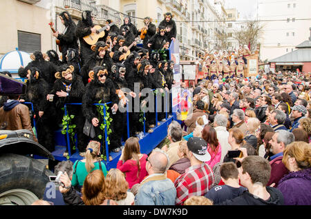 Cadiz, Spagna. 2 marzo 2014. Un coro di carnevale canta al pubblico (tipico Carnevale canzoni, appositamente composta ogni anno dai raggruppamenti per questa festa, dove si parla di oggi critico o divertente), durante la tradizionale 'Sunday dei Cori". Cadice Carnevale - Domenica 2 marzo. Foto Stock