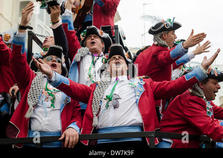 Cadiz, Spagna. 2 marzo 2014. Un coro di carnevale canta al pubblico (tipico Carnevale canzoni, appositamente composta ogni anno dai raggruppamenti per questa festa, dove si parla di oggi critico o divertente), durante la tradizionale 'Sunday dei Cori". Cadice Carnevale - Domenica 2 marzo. Foto Stock
