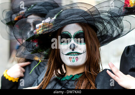 Cadiz, Spagna. 2 marzo 2014. Le donne vestite e fatte durante la sfilata di carnevale di Cadice. Cadice Carnevale - Domenica 2 marzo Foto Stock