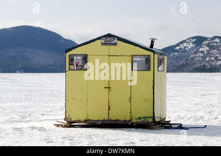 Pesca sul ghiaccio shack su Eagle Lake, il Parco Nazionale di Acadia, Maine Foto Stock