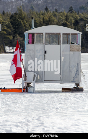 Pesca sul ghiaccio shack su Eagle Lake, il Parco Nazionale di Acadia, Maine Foto Stock