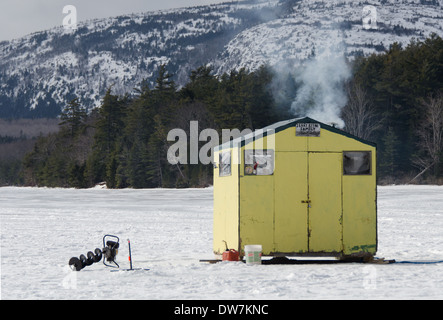 Pesca sul ghiaccio shack su Eagle Lake, il Parco Nazionale di Acadia, Maine Foto Stock