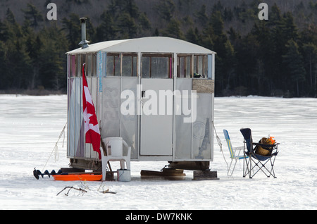 Pesca sul ghiaccio shack su Eagle Lake, il Parco Nazionale di Acadia, Maine Foto Stock