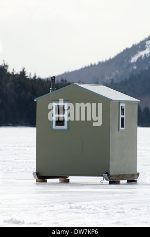 Pesca sul ghiaccio shack su Eagle Lake, il Parco Nazionale di Acadia, Maine Foto Stock