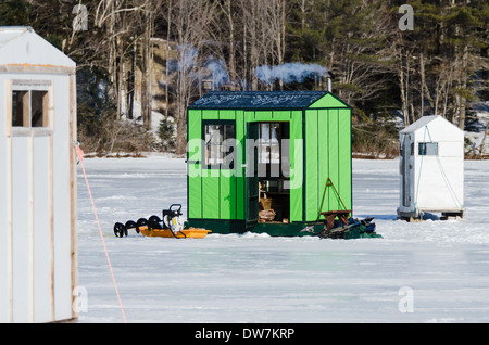 Flussi di fumo dal camino di una pesca sul ghiaccio shack su Eagle Lake, il Parco Nazionale di Acadia, Maine Foto Stock