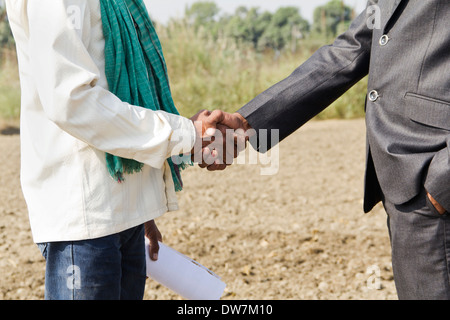 L'agricoltore indiano aggreement con addetto alle vendite Foto Stock