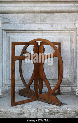 Scultura in legno di l'uomo vitruviano, sulla base di un disegno di circa 1490 da Leonardo da Vinci, Venezia, Italia Foto Stock