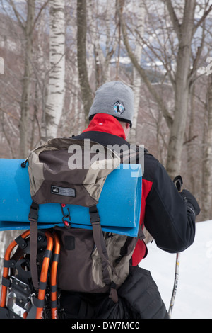 Inverno escursionista passeggiate lungo una coperta di neve il sentiero sul Monte Greylock, Adams, MA. Foto Stock