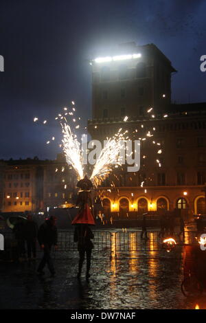 Roma, Italia. 1 marzo 2014. Tempo di Carnevale - Vari artisti sulla Via dei Fori Imperiali street a Roma Italia. Foto Stock