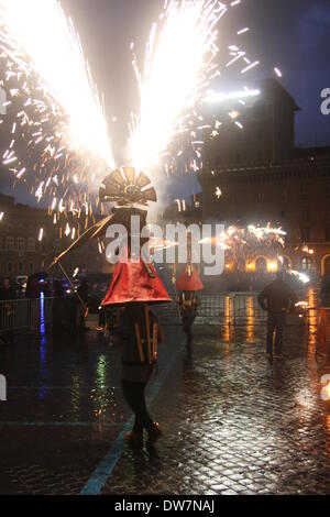 Roma, Italia. 1 marzo 2014. Tempo di Carnevale - Vari artisti sulla Via dei Fori Imperiali street a Roma Italia. Foto Stock