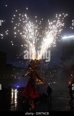 Roma, Italia. 1 marzo 2014. Tempo di Carnevale - Vari artisti sulla Via dei Fori Imperiali street a Roma Italia. Foto Stock