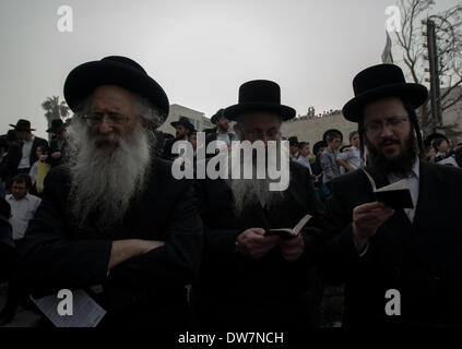 Gerusalemme. 2 Mar 2014. Ultra-Orthodox ebrei pregare durante una massa anti-progetto di rally in Gerusalemme, 2 marzo 2014. Centinaia di migliaia di ultra- ebrei ortodossi raccolse Domenica a Gerusalemme per protestare contro un piano del governo per arruolare i loro giovani nell'esercito. Il governo sta spingendo per un progetto di legge di reclutamento ultra-ortodossi e mettere le sanzioni penali, compresa la detenzione, su progetto di dodgers. Credito: Li Rui/Xinhua/Alamy Live News Foto Stock