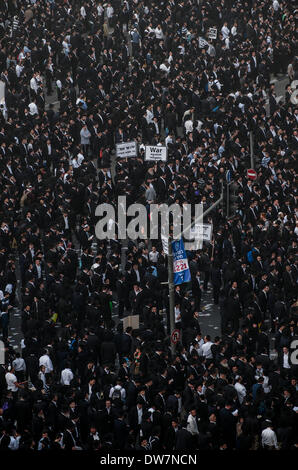 Gerusalemme. 2 Mar 2014. Ultra-Orthodox ebrei frequentare una massa anti-progetto di rally in Gerusalemme, 2 marzo 2014. Centinaia di migliaia di ultra- ebrei ortodossi raccolse Domenica a Gerusalemme per protestare contro un piano del governo per arruolare i loro giovani nell'esercito. Il governo sta spingendo per un progetto di legge di reclutamento ultra-ortodossi e mettere le sanzioni penali, compresa la detenzione, su progetto di dodgers. Credito: Li Rui/Xinhua/Alamy Live News Foto Stock