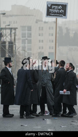 Gerusalemme. 2 Mar 2014. Ultra-Orthodox ebrei frequentare una massa anti-progetto di rally in Gerusalemme, 2 marzo 2014. Centinaia di migliaia di ultra- ebrei ortodossi raccolse Domenica a Gerusalemme per protestare contro un piano del governo per arruolare i loro giovani nell'esercito. Il governo sta spingendo per un progetto di legge di reclutamento ultra-ortodossi e mettere le sanzioni penali, compresa la detenzione, su progetto di dodgers. Credito: Li Rui/Xinhua/Alamy Live News Foto Stock