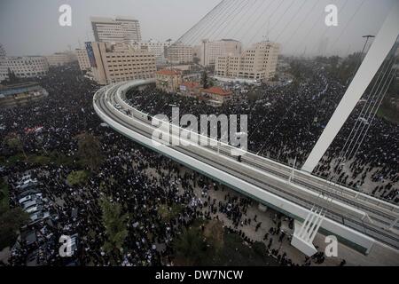 Gerusalemme. 2 Mar 2014. Ultra-Orthodox ebrei frequentare una massa anti-progetto di rally in Gerusalemme, 2 marzo 2014. Centinaia di migliaia di ultra- ebrei ortodossi raccolse Domenica a Gerusalemme per protestare contro un piano del governo per arruolare i loro giovani nell'esercito. Il governo sta spingendo per un progetto di legge di reclutamento ultra-ortodossi e mettere le sanzioni penali, compresa la detenzione, su progetto di dodgers. Credito: Li Rui/Xinhua/Alamy Live News Foto Stock