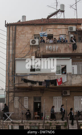 Gerusalemme. 2 Mar 2014. Ultra-Orthodox ebrei frequentare una massa anti-progetto di rally in Gerusalemme, 2 marzo 2014. Centinaia di migliaia di ultra- ebrei ortodossi raccolse Domenica a Gerusalemme per protestare contro un piano del governo per arruolare i loro giovani nell'esercito. Il governo sta spingendo per un progetto di legge di reclutamento ultra-ortodossi e mettere le sanzioni penali, compresa la detenzione, su progetto di dodgers. Credito: Li Rui/Xinhua/Alamy Live News Foto Stock