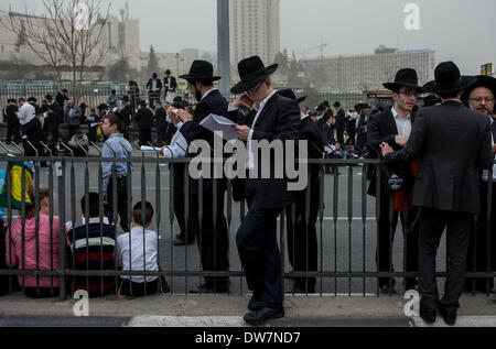 Gerusalemme. 2 Mar 2014. Ultra-Orthodox ebrei frequentare una massa anti-progetto di rally in Gerusalemme, 2 marzo 2014. Centinaia di migliaia di ultra- ebrei ortodossi raccolse Domenica a Gerusalemme per protestare contro un piano del governo per arruolare i loro giovani nell'esercito. Il governo sta spingendo per un progetto di legge di reclutamento ultra-ortodossi e mettere le sanzioni penali, compresa la detenzione, su progetto di dodgers. Credito: Li Rui/Xinhua/Alamy Live News Foto Stock