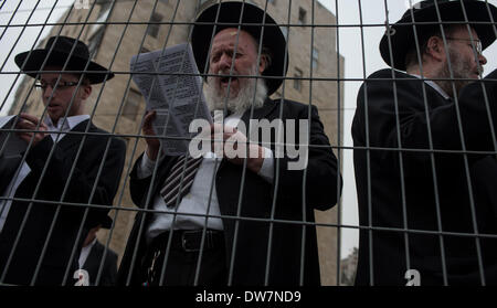 Gerusalemme. 2 Mar 2014. Ultra-Orthodox ebrei pregare durante una massa anti-progetto di rally in Gerusalemme, 2 marzo 2014. Centinaia di migliaia di ultra- ebrei ortodossi raccolse Domenica a Gerusalemme per protestare contro un piano del governo per arruolare i loro giovani nell'esercito. Il governo sta spingendo per un progetto di legge di reclutamento ultra-ortodossi e mettere le sanzioni penali, compresa la detenzione, su progetto di dodgers. Credito: Li Rui/Xinhua/Alamy Live News Foto Stock
