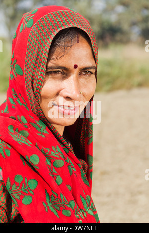 1 donna indiana sorridente Foto Stock