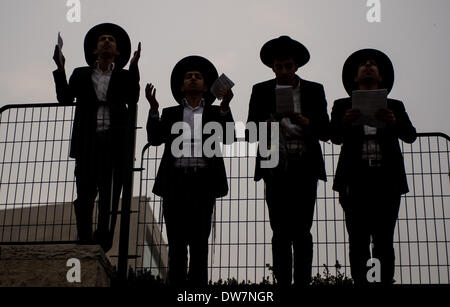 Gerusalemme. 2 Mar 2014. Ultra-Orthodox ebrei pregare durante una massa anti-progetto di rally in Gerusalemme, 2 marzo 2014. Centinaia di migliaia di ultra- ebrei ortodossi raccolse Domenica a Gerusalemme per protestare contro un piano del governo per arruolare i loro giovani nell'esercito. Il governo sta spingendo per un progetto di legge di reclutamento ultra-ortodossi e mettere le sanzioni penali, compresa la detenzione, su progetto di dodgers. Credito: Li Rui/Xinhua/Alamy Live News Foto Stock