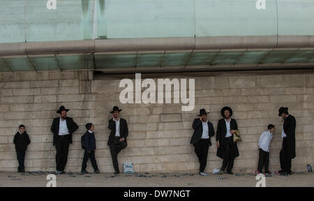 Gerusalemme. 2 Mar 2014. Ultra-Orthodox ebrei frequentare una massa anti-progetto di rally in Gerusalemme, 2 marzo 2014. Centinaia di migliaia di ultra- ebrei ortodossi raccolse Domenica a Gerusalemme per protestare contro un piano del governo per arruolare i loro giovani nell'esercito. Il governo sta spingendo per un progetto di legge di reclutamento ultra-ortodossi e mettere le sanzioni penali, compresa la detenzione, su progetto di dodgers. Credito: Li Rui/Xinhua/Alamy Live News Foto Stock